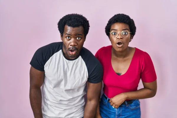Genç Afro Amerikan Çifti Pembe Arka Planda Korku Şaşkınlık Dolu — Stok fotoğraf