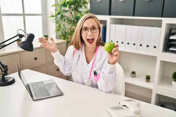 Junge Blonde Ärztin Mit Grünem Apfel Der Klinik Feiert Leistung — Stockfoto