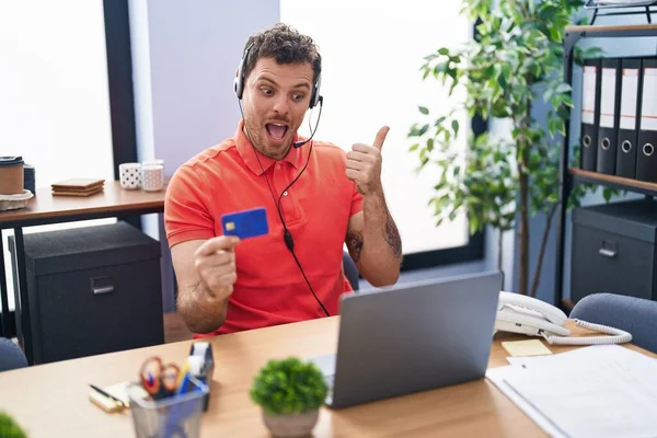 Ung Latinamerikan Man Bär Call Center Agent Headset Håller Kreditkort — Stockfoto