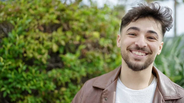Hombre Árabe Joven Sonriendo Confiado Pie Parque — Foto de Stock