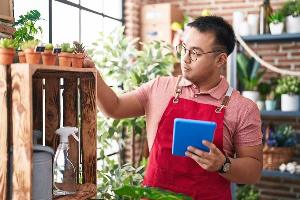 Jovem Florista Homem Chinês Usando Touchpad Florista — Fotografia de Stock