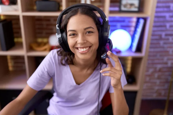 Молодая Латиноамериканка Играющая Видеоигры Наушниках Выглядит Позитивно Счастливо Стоя Улыбаясь — стоковое фото