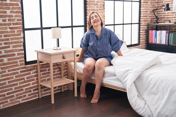 Middelbare Leeftijd Vrouw Glimlachen Zelfverzekerd Zitten Bed Slaapkamer — Stockfoto