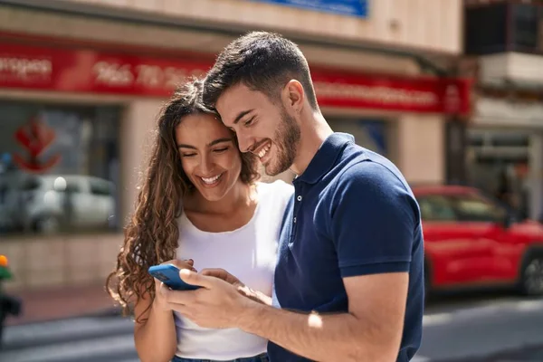 Young Hispanic Couple Smiling Confident Using Smartphone Street — Stok fotoğraf
