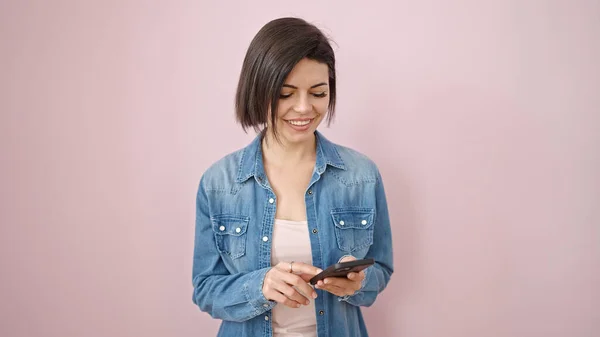 Junge Kaukasierin Nutzt Smartphone Vor Isoliertem Rosa Hintergrund — Stockfoto