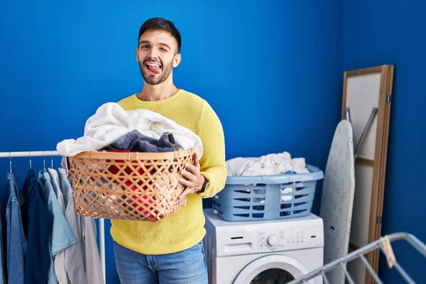 Spanischer Mann Hält Wäschekorb Die Höhe Und Streckt Zunge Mit — Stockfoto