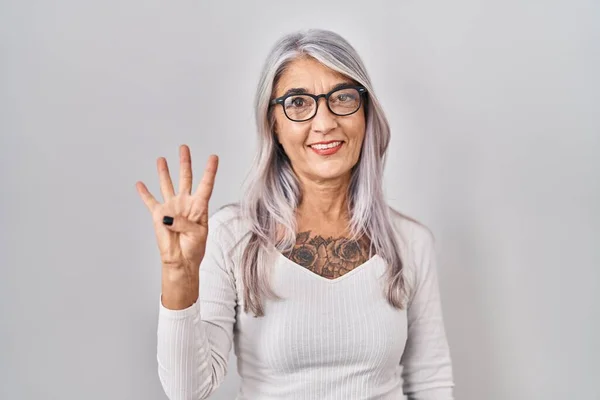 Žena Středního Věku Šedými Vlasy Stojící Nad Bílým Pozadím Ukazující — Stock fotografie