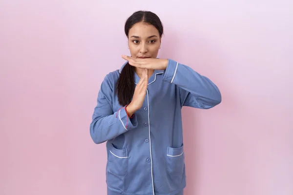 Jovem Árabe Mulher Vestindo Azul Pijama Fazendo Tempo Fora Gesto — Fotografia de Stock