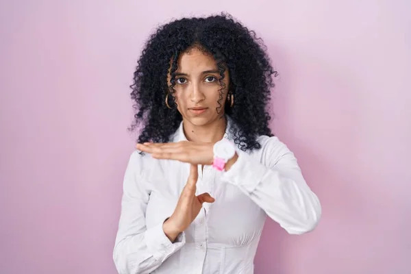 Hispanic Woman Curly Hair Standing Pink Background Doing Time Out — Stock Photo, Image
