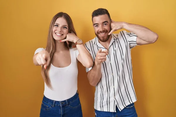 Sarı Arka Planda Duran Genç Çift Gülümsüyor Telefonda Konuşuyor Seni — Stok fotoğraf