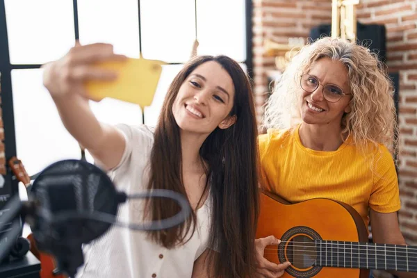 Dvě Ženy Hudebníci Hrají Klasickou Kytaru Dělat Selfie Smartphone Hudebním — Stock fotografie