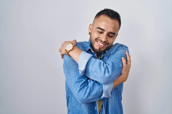 Young Hispanic Man Standing Isolated Background Hugging Oneself Happy Positive — Stock Photo, Image