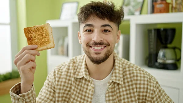 Ung Arabisk Man Ler Säker Hålla Rostat Bröd Hemma — Stockfoto