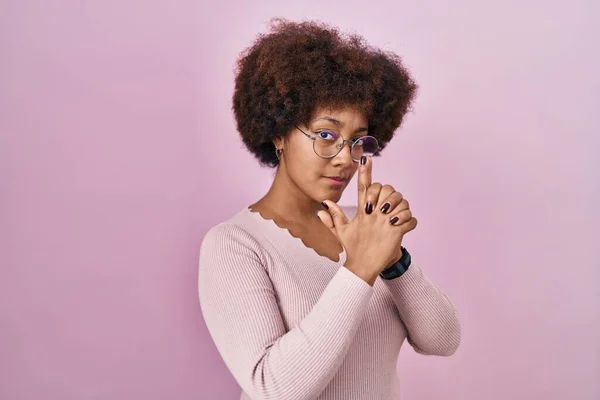 Genç Afro Amerikalı Kadın Pembe Arka Planda Duruyor Elinde Sembolik — Stok fotoğraf
