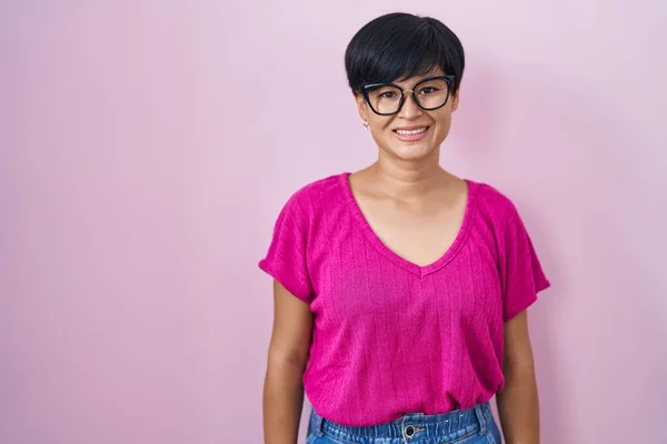 Mladá Asijská Žena Krátkými Vlasy Stojící Nad Růžovým Pozadím Šťastným — Stock fotografie