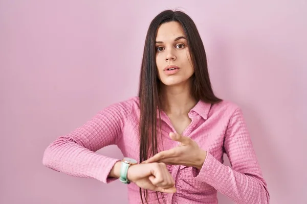 Young Hispanic Woman Standing Pink Background Hurry Pointing Watch Time —  Fotos de Stock