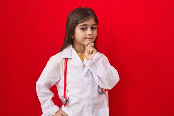 Doktor Üniforması Steteskop Giyen Küçük Spanyol Kız Kameraya Kolları Çapraz — Stok fotoğraf