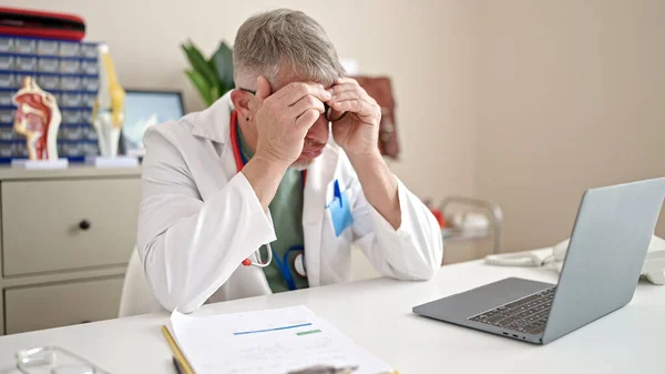 Médico Cabelos Grisalhos Meia Idade Estressado Trabalhando Clínica — Fotografia de Stock