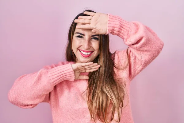 Joven Mujer Hispana Pie Sobre Fondo Rosa Sonriente Alegre Jugando —  Fotos de Stock
