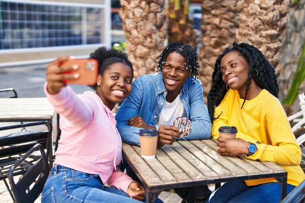 吃早餐的非裔美国朋友们在咖啡店的露台上用智能手机自拍 — 图库照片