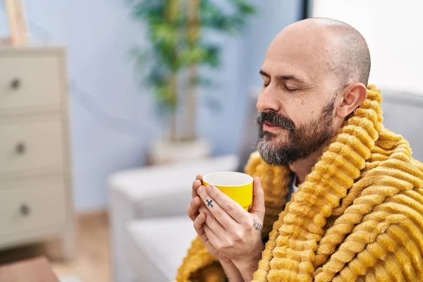 Young Bald Man Drinking Coffee Sitting Sofa Home — Stock Photo, Image