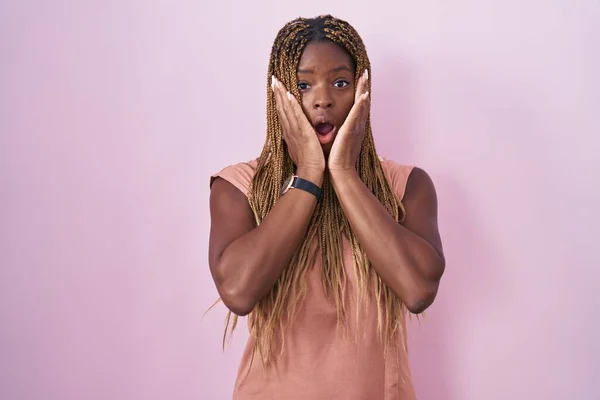 Африканская Американка Плетеными Волосами Стоящая Розовом Фоне Испуганная Потрясенная Удивленная — стоковое фото
