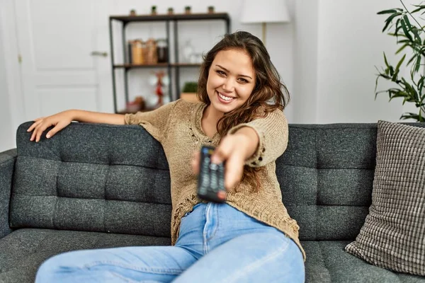 Joven Mujer Hispana Hermosa Viendo Película Sentada Sofá Casa —  Fotos de Stock