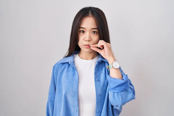 Jonge Chinese Vrouw Staande Witte Achtergrond Mond Lippen Gesloten Als — Stockfoto
