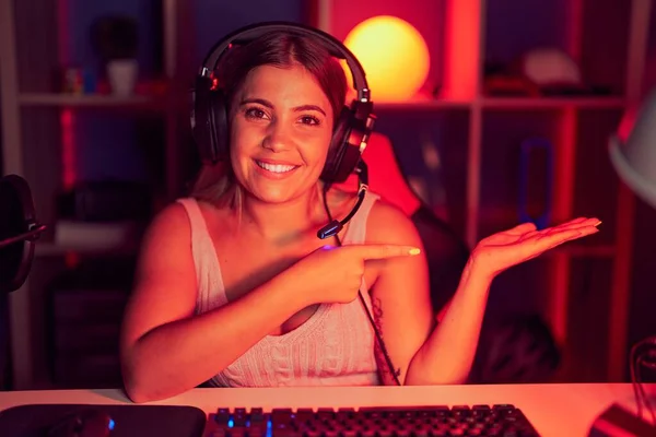 Young Blonde Woman Playing Video Games Wearing Headphones Amazed Smiling — Stock Photo, Image