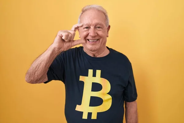 Homem Sênior Com Cabelos Grisalhos Vestindo Camiseta Bitcoin Sorrindo Confiante — Fotografia de Stock