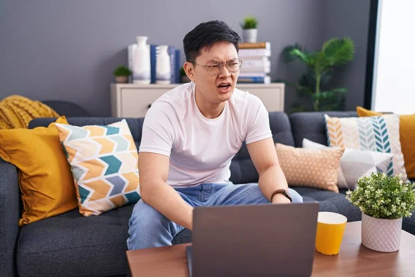 Junge Asiatische Mann Mit Laptop Hause Sitzt Auf Dem Sofa — Stockfoto