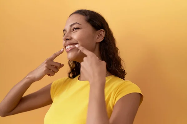 Genç Afro Amerikalı Kadın Gülümsüyor Parmakla Göstererek Gülerek Izole Edilmiş — Stok fotoğraf