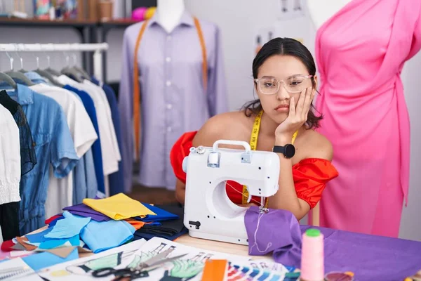 Diseñadora Costura Joven Hispana Usando Máquina Coser Pensando Que Cansada — Foto de Stock