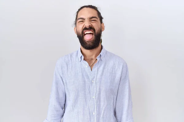 Homem Hispânico Com Barba Vestindo Camisa Casual Colando Língua Para — Fotografia de Stock