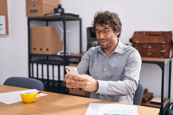 Young Hispanic Man Business Worker Using Smartphone Cheerful Expression Office — Stock Photo, Image