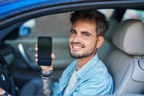 Mladý Hispánec Muž Ukazuje Obrazovku Smartphone Sedí Autě Ulici — Stock fotografie