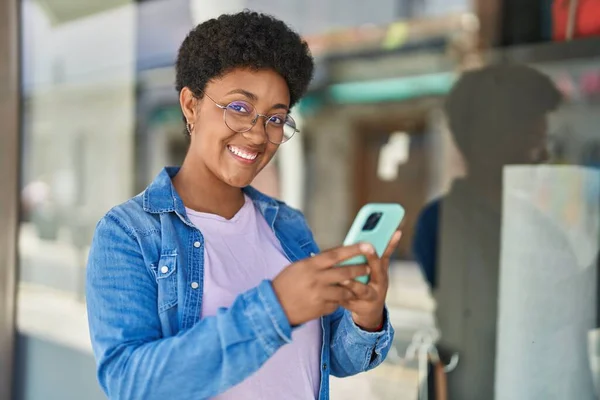 Αφροαμερικανή Γυναίκα Χαμογελά Αυτοπεποίθηση Χρησιμοποιώντας Smartphone Στο Δρόμο — Φωτογραφία Αρχείου