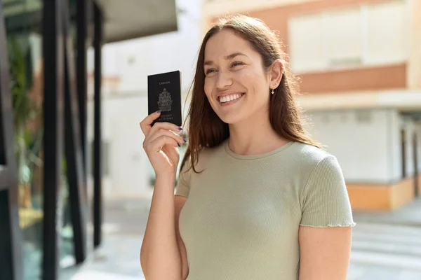 Wanita Cantik Tersenyum Percaya Diri Memegang Paspor Canada Jalan — Stok Foto