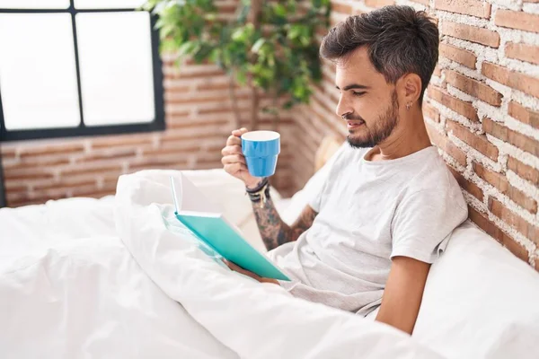 Genç Spanyol Adam Yatak Odasında Bir Fincan Kahve Içip Kitap — Stok fotoğraf
