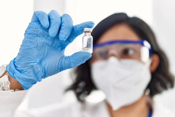 Jovem Mulher Latina Vestindo Uniforme Cientista Máscara Médica Segurando Vacina — Fotografia de Stock