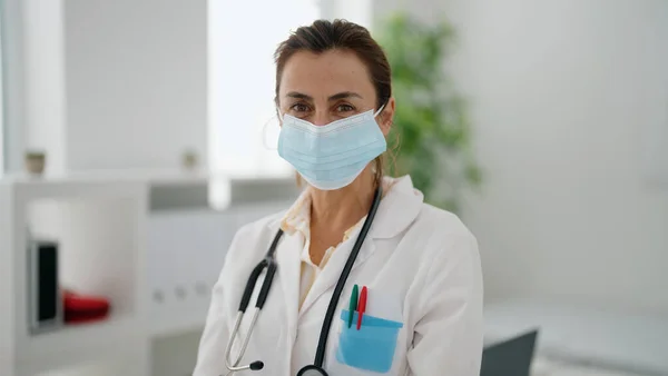 Klinikte Doktor Üniforması Tıbbi Maske Takan Orta Yaşlı Spanyol Kadın — Stok fotoğraf