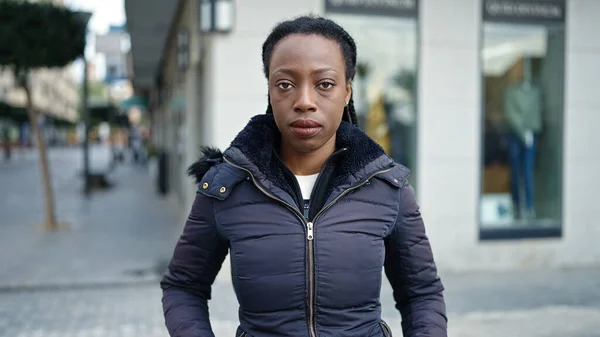 Африканская Американка Стоящая Серьезным Выражением Улице — стоковое фото