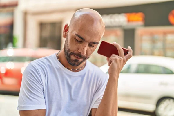 Caddedeki Akıllı Telefondan Sesli Mesaj Dinleyen Genç Kel Adam — Stok fotoğraf