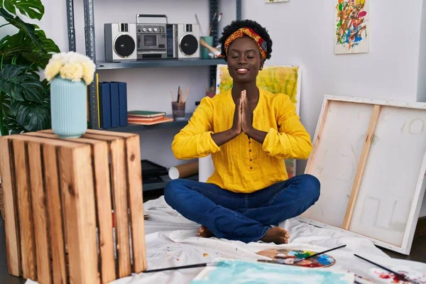 Young African American Woman Artist Doing Yoga Exercise Sitting Floor — Stock Photo, Image