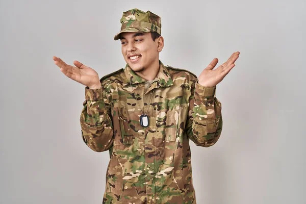 Mladý Arabský Muž Maskovací Armádní Uniformě Úsměvem Ukazující Obě Ruce — Stock fotografie