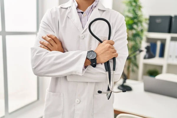 Młody Arabczyk Noszący Mundur Lekarza Trzymający Stetoskop Klinice — Zdjęcie stockowe