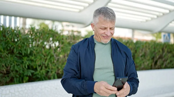 Středního Věku Šedovlasý Muž Úsměvem Sebevědomě Pomocí Smartphone Parku — Stock fotografie