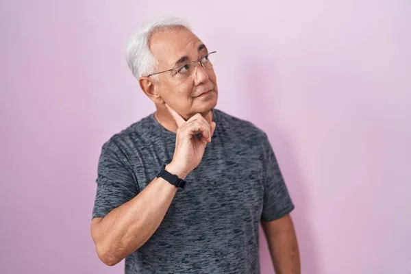 Middle Age Man Grey Hair Standing Pink Background Hand Chin — Stock Photo, Image