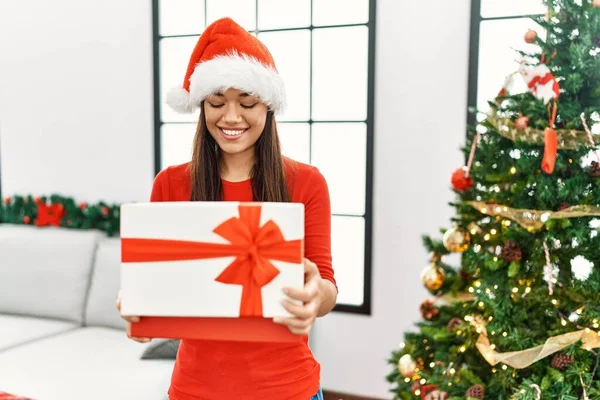 Νεαρή Λατίνα Γυναίκα Unboxing Δώρο Στέκεται Δίπλα Στο Χριστουγεννιάτικο Δέντρο — Φωτογραφία Αρχείου
