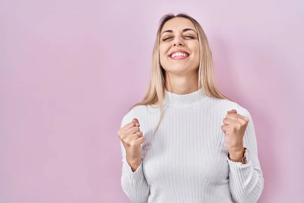 Young Blonde Woman Wearing White Sweater Pink Background Very Happy — Stock Photo, Image